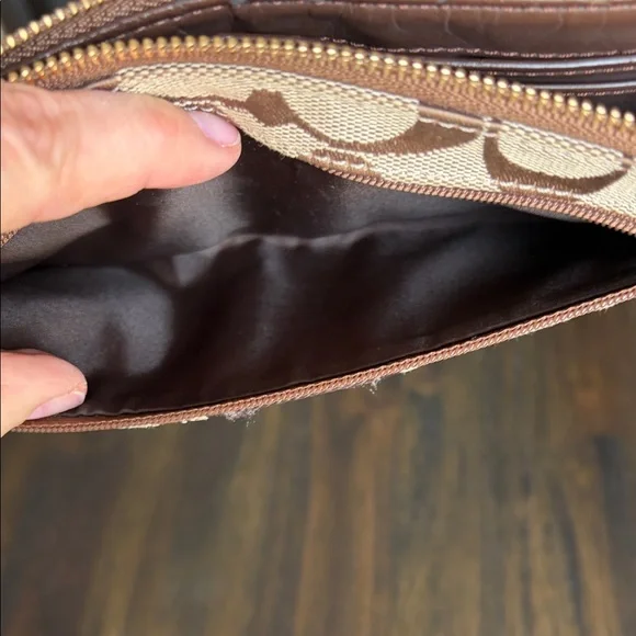 Coach Signature strip Zippy Wallet/Wristlet NEVER USED! - Picture 6 of 14